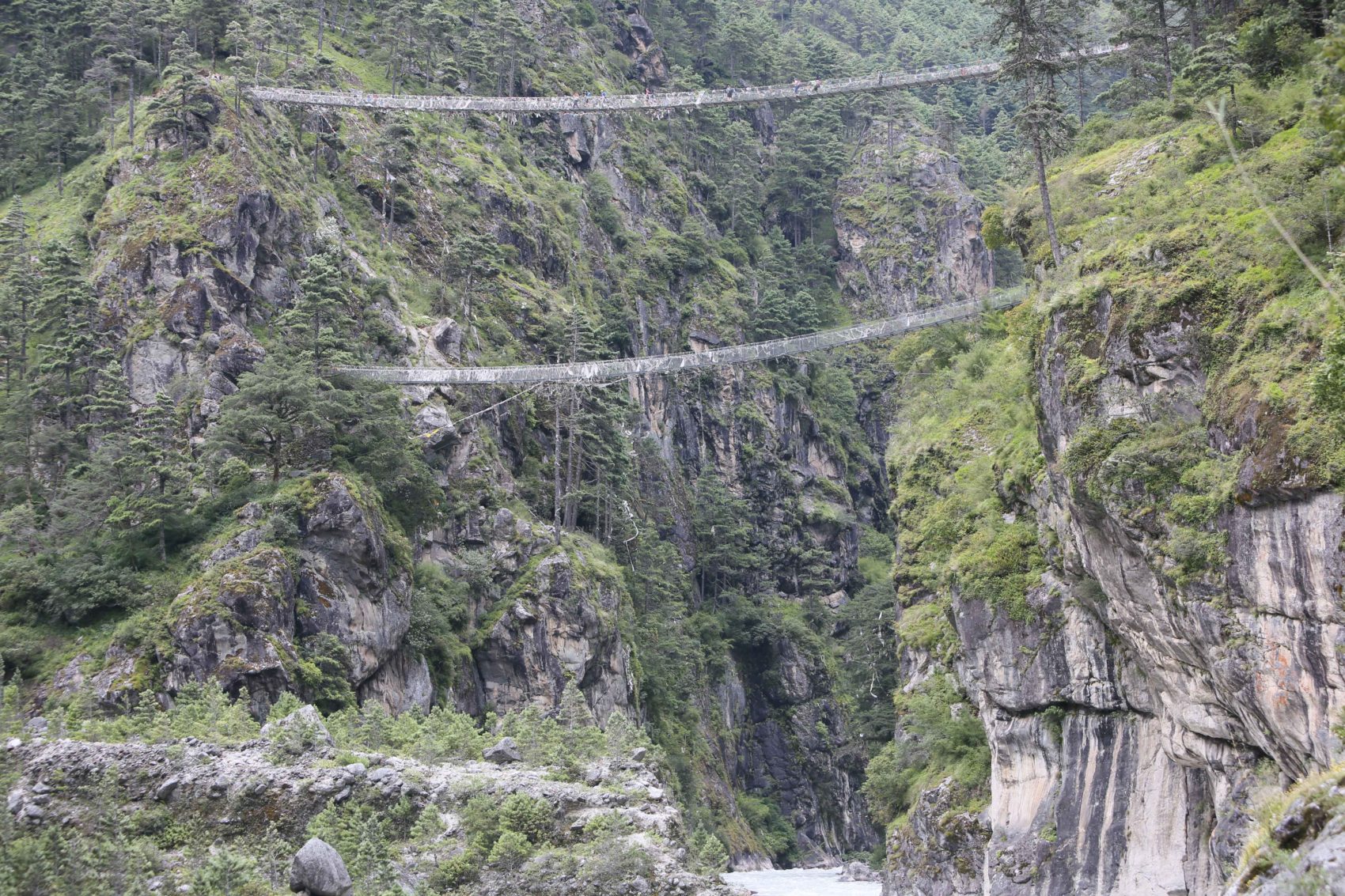 Le pont Lazrja est le plus haut de ceux que l'on passe sur le trek du Gokyo, ou du camp de base de l'Everest
